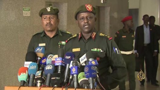 “لا فرق بين سويسرا وإسرائيل”.. البرهان يوضح للصحفيين السودانيين
